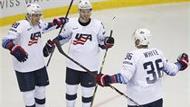 Alex Debrincat, Patrick Kane a Colin White se radují z branky do sítě Dánska | na serveru Lidovky.cz | aktuální zprávy