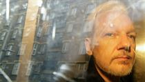 USA obvinily Assange z více než deseti trestných činů včetně spiknutí Julian Assange je odvážen od londýnského soudu (květen 2019). | na serveru Lidovky.cz | aktuální zprávy