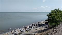 Jezero Jalpuh se rozpíná do dálky.
