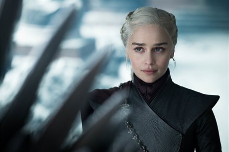 Triumf na dosah: královna Daenerys Targaryen (Emilia Clarkeová). Hra o trny,...
