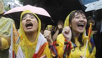 Same-sex marriage supporters cheer outside the Legislative Yuan Friday, May 17,... | na serveru Lidovky.cz | aktuální zprávy