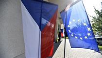 Vlajka ČR a EU před volební místností v kulečníkovém klubu ve Zlíně, kde 25.... | na serveru Lidovky.cz | aktuální zprávy