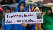 Na Masarykově náměstí v Hradci Králové lidé demonstrují i v dešti. | na serveru Lidovky.cz | aktuální zprávy