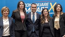 Luigi Di Maio se svými „andílky“. Šéf Hnutí pěti hvězd pózuje s pěti ženami,... | na serveru Lidovky.cz | aktuální zprávy