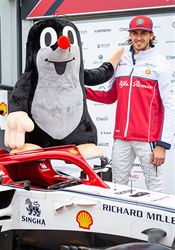 Krteček na monopostu formule 1. Jezdit s ním bude Räikkönen na Alfa Romeo Krteček pózuje s Kimim Räikkönenem (vlevo) a Antoniem Giovinazzim. | na serveru Lidovky.cz | aktuální zprávy
