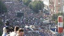 Skandováním „Už jsme tady,” a sborovým pískotem zahájili demonstranti krátce... | na serveru Lidovky.cz | aktuální zprávy