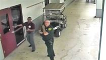 Policista stál nečinně před vchodem do školy a ani se nepokusil zabránit... | na serveru Lidovky.cz | aktuální zprávy