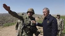 Turecký ministr obrany Hulusi Akar mluví s důstojníkem na irácko-turecké... | na serveru Lidovky.cz | aktuální zprávy