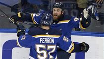 Útočník St. Louis Blues Ryan O'Reilly (vzadu) vstřelil ve čtvrtém zápase finále... | na serveru Lidovky.cz | aktuální zprávy