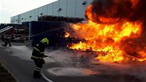 U Bezděčína u Mladé Boleslavi zasahuje sedm jednotek hasičů u požáru konstrukce... | na serveru Lidovky.cz | aktuální zprávy