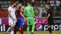 Rozhodčí uklidňuje situaci před bránou Tomáše Vaclíka. | na serveru Lidovky.cz | aktuální zprávy