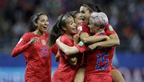 Fotbalistky USA oslavují jednu ze třinácti branek do sítě Thajska | na serveru Lidovky.cz | aktuální zprávy