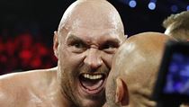 Tyson Fury se raduje spolu se svým koučem z výhry nad Tomem Schwarzem. | na serveru Lidovky.cz | aktuální zprávy