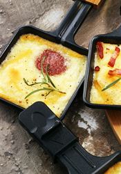 Sansho nebo Hergetova Cihelna. Co a kde jedí velvyslanci, když je přepadne stesk po národní kuchyni? Tradiční švýcarské roztavený raclette sýr | na serveru Lidovky.cz | aktuální zprávy