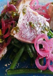 Italové v kuchyni. Jak na tuňákový steak s restovanými fazolkami Tuňákový steak s restovanými fazolkami | na serveru Lidovky.cz | aktuální zprávy