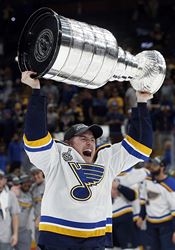 Krušné časy pro Stanley Cup. V poháru pro vítěze NHL bylo jídlo, moč či semínka Ivan Barbašev se raduje z vítězství. | na serveru Lidovky.cz | aktuální zprávy