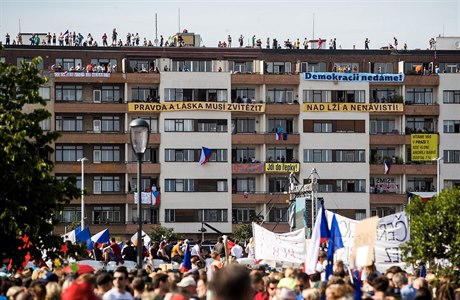 Protivládní demonstrace na Letné pilákala pes 250 tisíc lidí.