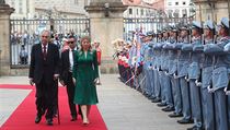 Prezidenti České a Slovenské republiky bok po boku kráčí k Pražskému hradu.