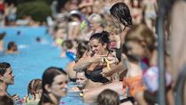 Tropické teploty zaplnily koupaliště na pražské Petynce. | na serveru Lidovky.cz | aktuální zprávy