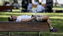 Muž odpočívá v horkém dni ve stínu na Střeleckém ostrově. | na serveru Lidovky.cz | aktuální zprávy