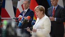 Německá kancléřka Angela Merkelová hovoří s novináři při příchodu na summit EU. | na serveru Lidovky.cz | aktuální zprávy