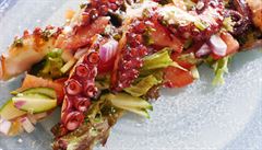 erstvý salát s grilovanou chobotnicí