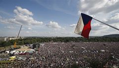 Letná praskala ve vech. Organizátoi prosili demonstranty, aby se posunuli dál...