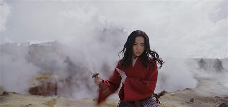 Neohroená Mulan (Yifei Liuová). Snímek Mulan (2020). Reie: Niky Caroová.