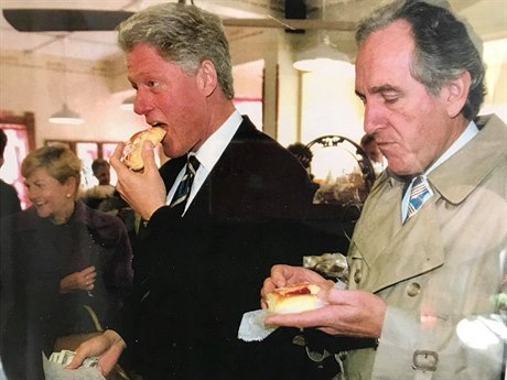 Pekárnu Sykora v roce 1995 navtívil i americký prezident Bill Clinton (vlevo).