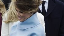 Socha se oividn inspiroval tmto kostmkem Melanie Trumpov z inaugurace...
