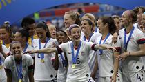 Americké fotbalistky v čele s Megan Rapinoeovou se radují s trofejí pro... | na serveru Lidovky.cz | aktuální zprávy