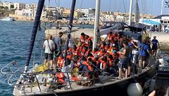 Lo Alex s 46 migranty zachránnými u pobeí Libye pistála v pístavu...
