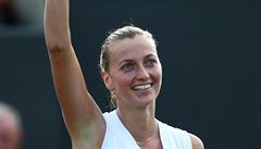 Petra Kvitová zdraví diváky ve Wimbledonu po výhe nad Ons Jabeurovou.