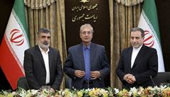Írán oznámil, e zane obohacovat uran. Zleva mluví íránské organizace pro...