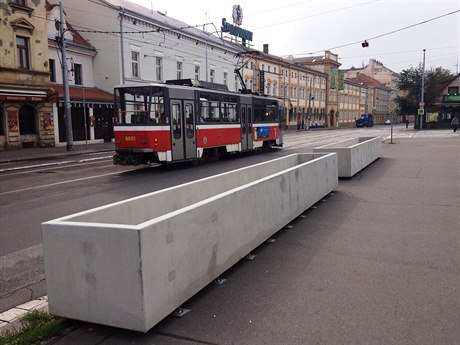 Betonové kvtináe v Nádraní ulici na praském Smíchov.