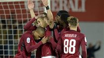 Josef Šural obdržuje gratulace od hráčů po vstřelené brance. | na serveru Lidovky.cz | aktuální zprávy