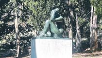 Ve stínu starých stromů. Aristide Maillol odpočívá na své usedlosti a náhrobek... | na serveru Lidovky.cz | aktuální zprávy