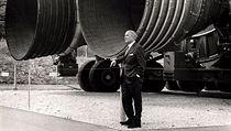 Wernher von Braun u motoru rakety Saturn V. | na serveru Lidovky.cz | aktuální zprávy