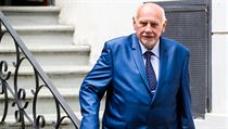 Pavel Rychetský na recepci na francouzském velvyslanectví. Pavel Rychetský na recepci na francouzském velvyslanectví.