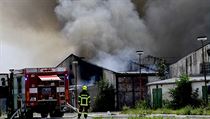 V Tursku u Prahy hoří sklady, v jednom jsou i baterie z elektroniky. Vyhlášen byl třetí stupeň poplachu Požár bývalých zemědělských hal, které nyní slouží jako sklady různých firem, v... | na serveru Lidovky.cz | aktuální zprávy