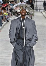 Nastupující trend v pánské módě? Čelenky připomínající podivné klobouky Vrabčák. Designér Virgil Abloh se protentokrát inspiroval u hudebníka... | na serveru Lidovky.cz | aktuální zprávy