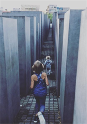 Pink hájí snímek svých dětí skotačících v památníku holokaustu. ‚Tyto dvě děti jsou vlastně Židé‘ Americká zpěvačka Pink na Instagramu zveřejnila fotografii obou svých dětí... | na serveru Lidovky.cz | aktuální zprávy