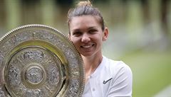 Simona Halepová s trofejí pro vítzku Wimbledonu.