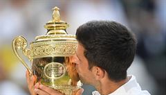 Novak Djokovi s trofejí pro vítze Wimbledonu.