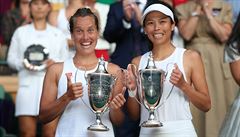 Barbora Strýcová a Hsieh Su-wei s trofejí pro vítzky Wimbledonu.