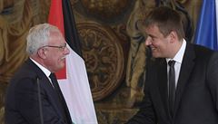 Ministr zahranií Tomá Petíek (vpravo) se 8. ervence 2019 v Praze setkal se...