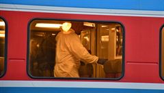 Kriminalisté zajiují stopy po údajné stelba na vlak v Praze.