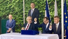 Prezident Milo Zeman (u stolu vlevo) a Andrej Babi (vpravo) na francouzské...