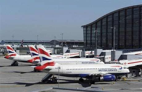 Stojící letadla na britském letiti v Heathrow