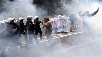V Polsku zaútočili extrémisté na průvod hnutí LGBT. Házeli po účastnících kamení a dělbuchy Policie proti extrémistům, kteří chtěli zablokovat pochod LGBT, použila slzný... | na serveru Lidovky.cz | aktuální zprávy